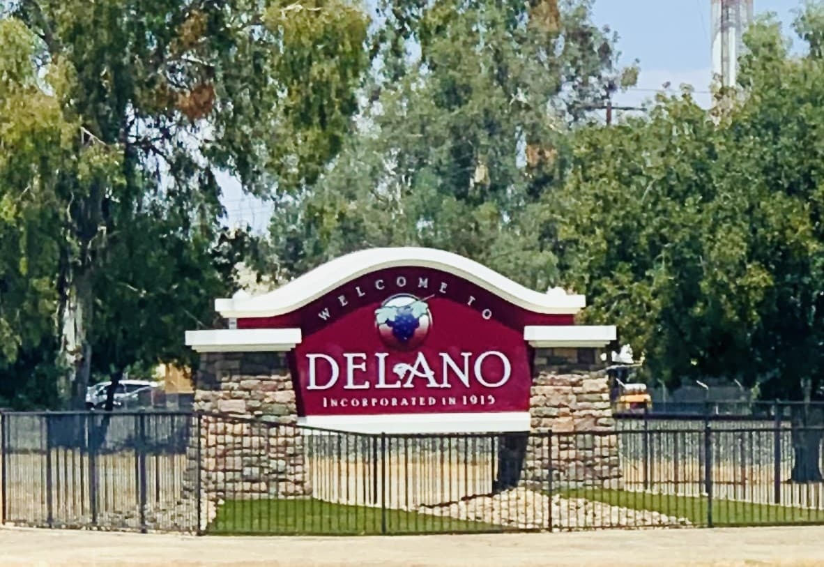 The entrance sign welcoming visitors to Delano.